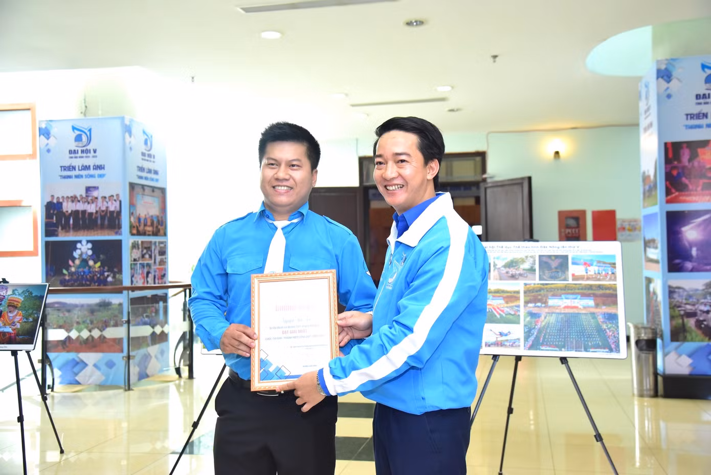 Anh Trương Văn Bình - Bí thư Tỉnh Đoàn Đắk Nông trao giải nhất cho tác giả cuộc thi ảnh "Thanh niên sống đẹp".