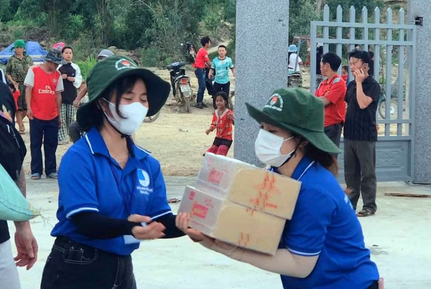 Chiến sĩ tình nguyện hỗ trợ chuyển hàng hóa trao tặng quà cho thiếu nhi, bà con