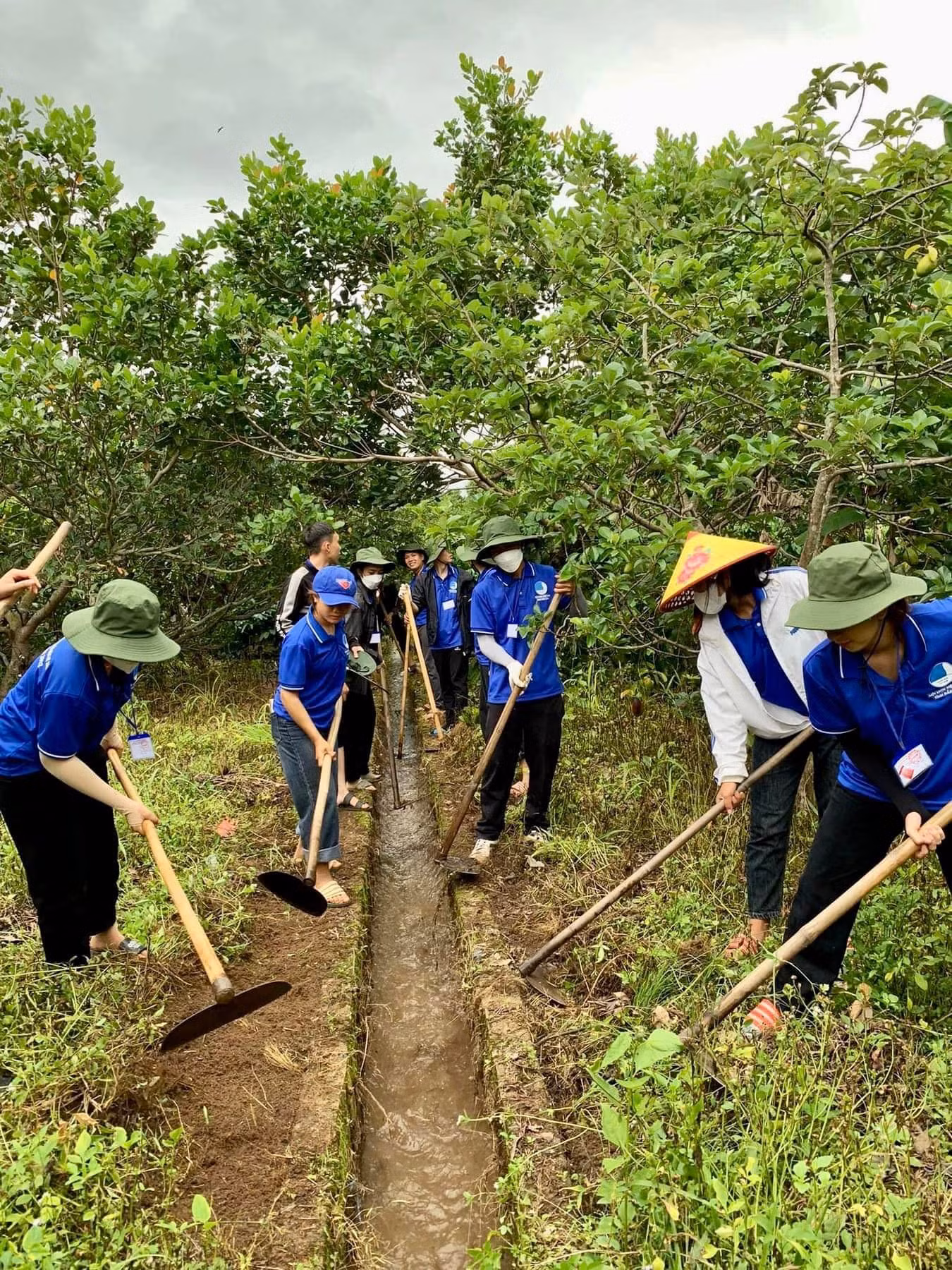 Thanh niên tình nguyện nạo vét kênh mương phục vụ tưới tiêu cho bà con