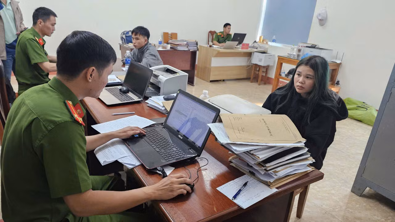 Bùi Thị Mỹ Duyên tại cơ quan công an