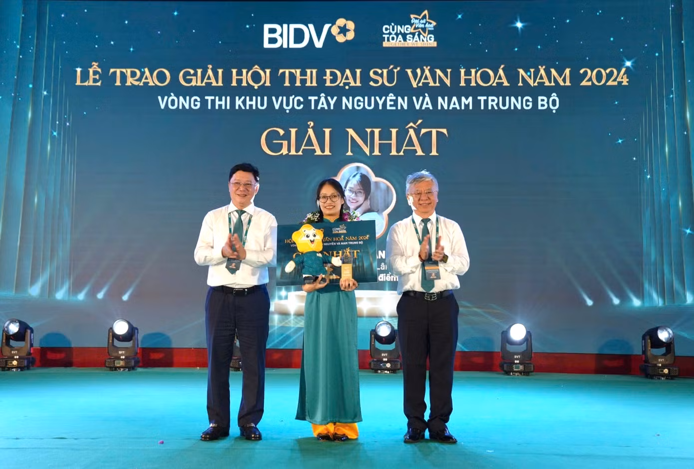 Ban tổ chức trao giải nhất cho thí sinh