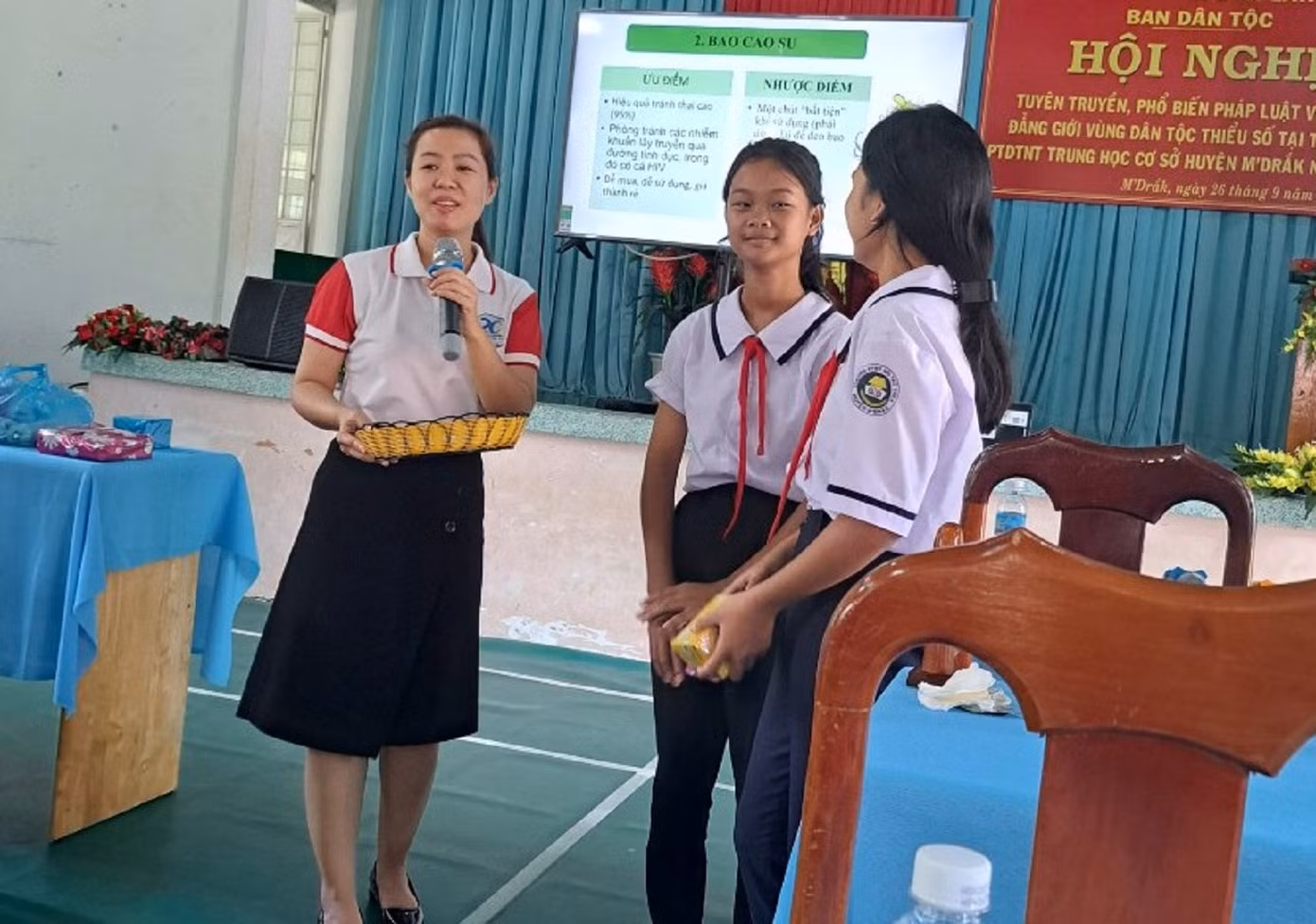 Các em học sinh có những chia sẻ và đưa ra những câu hỏi để báo cáo viên giải đáp