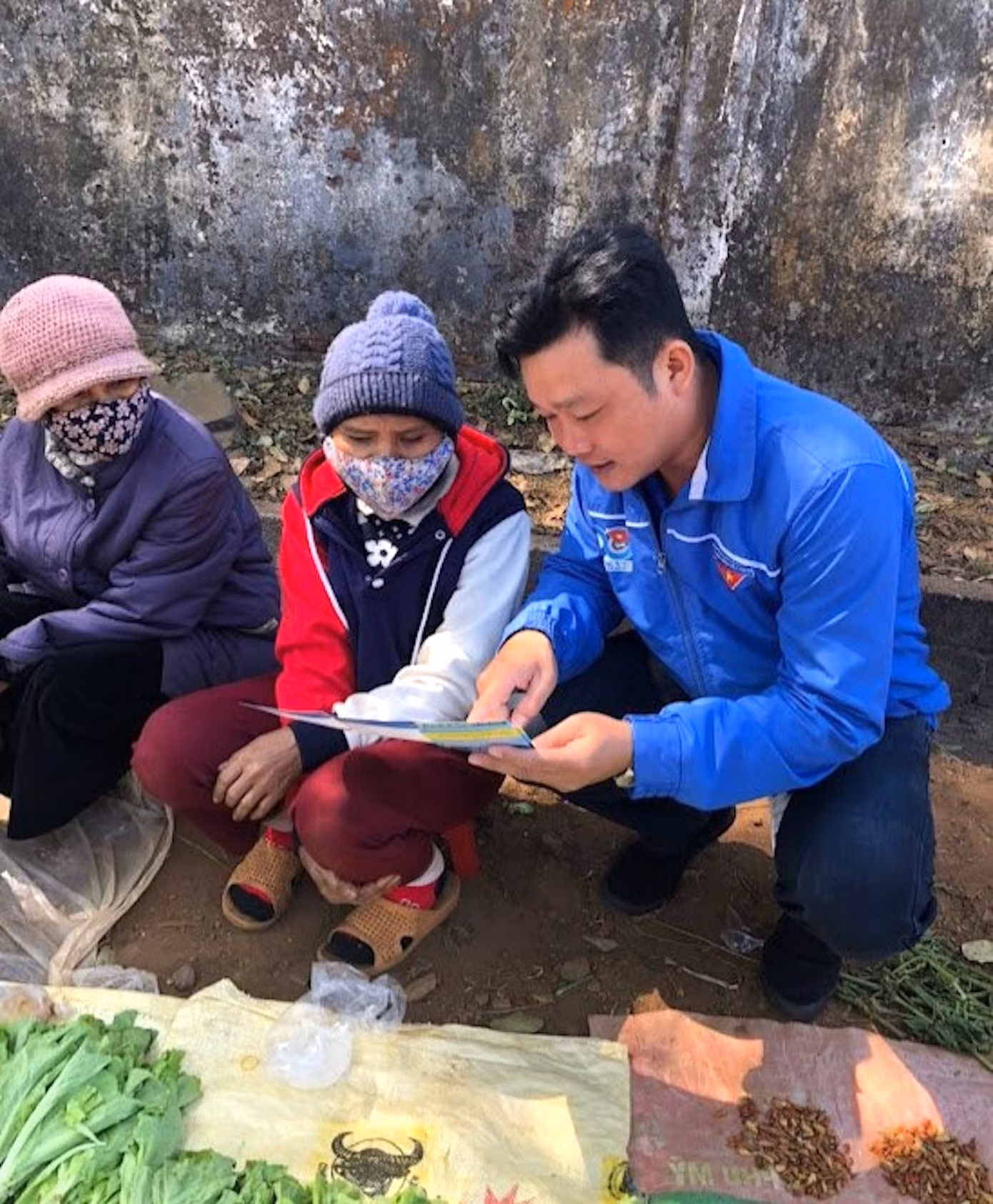 Anh Huỳnh Xuân Lợi tuyên truyền, hướng dẫn bà con bảo vệ môi trường