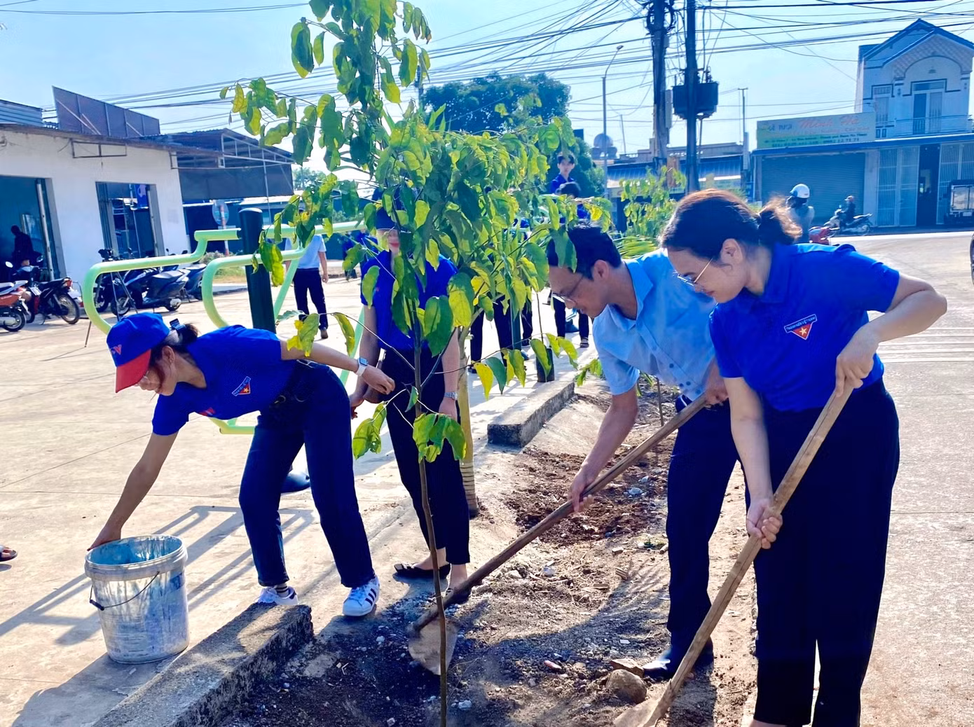 Đoàn viên thanh niên tham gia trồng cây trong ngày cao điểm chung tay xây dựng nông thôn mới và Ngày Chủ nhật xanh.