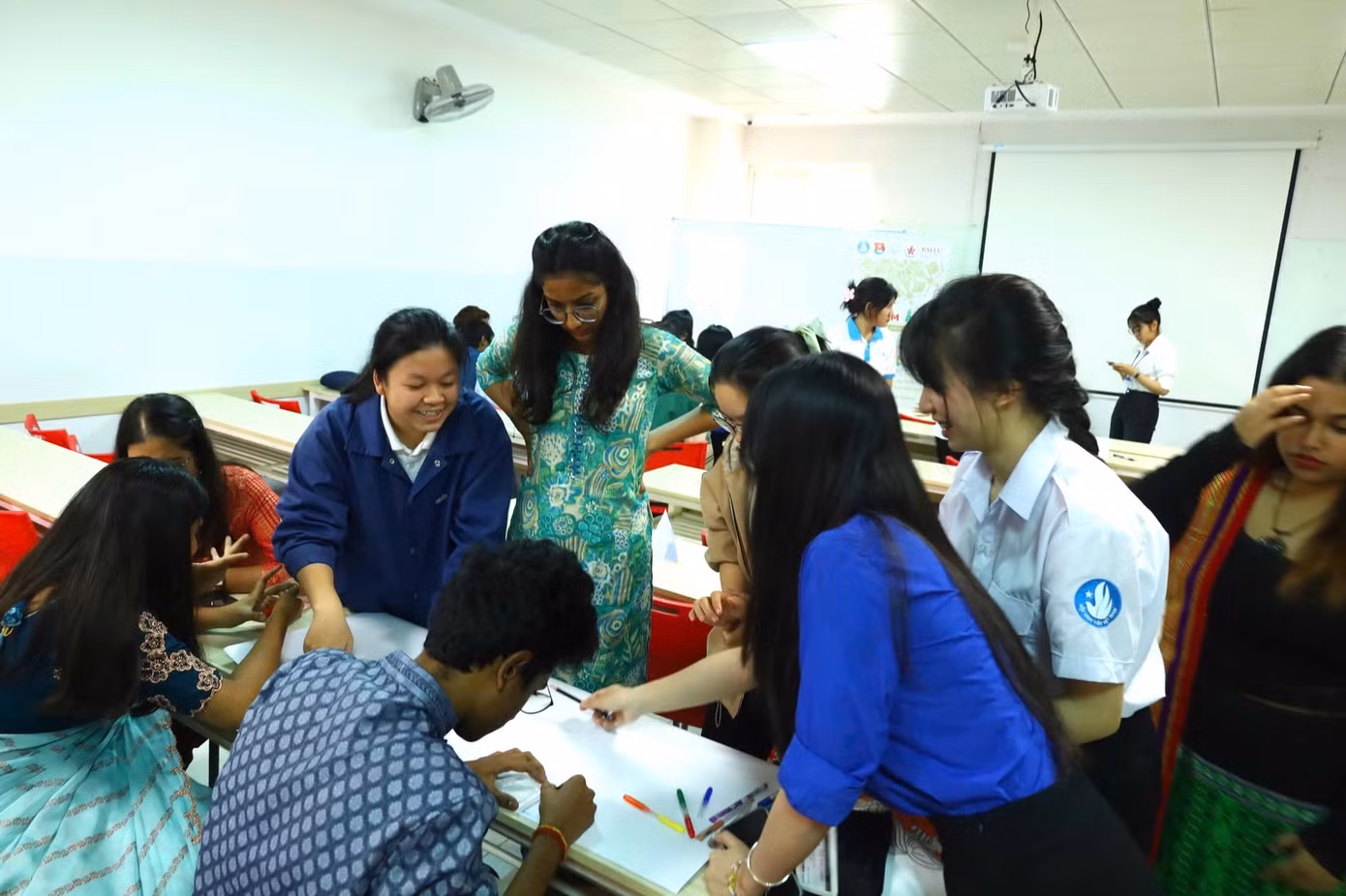 CLB Tiếng Anh tỉnh Đắk Lắk tổ chức nhiều chương trình, hoạt động thiết thực và ý nghĩa.