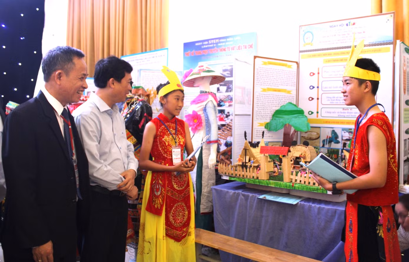 Tại Ngày hội trưng bày và giới thiệu 131 sản phẩm STEM của 128 trường tiểu học, THCS trên địa bàn tỉnh