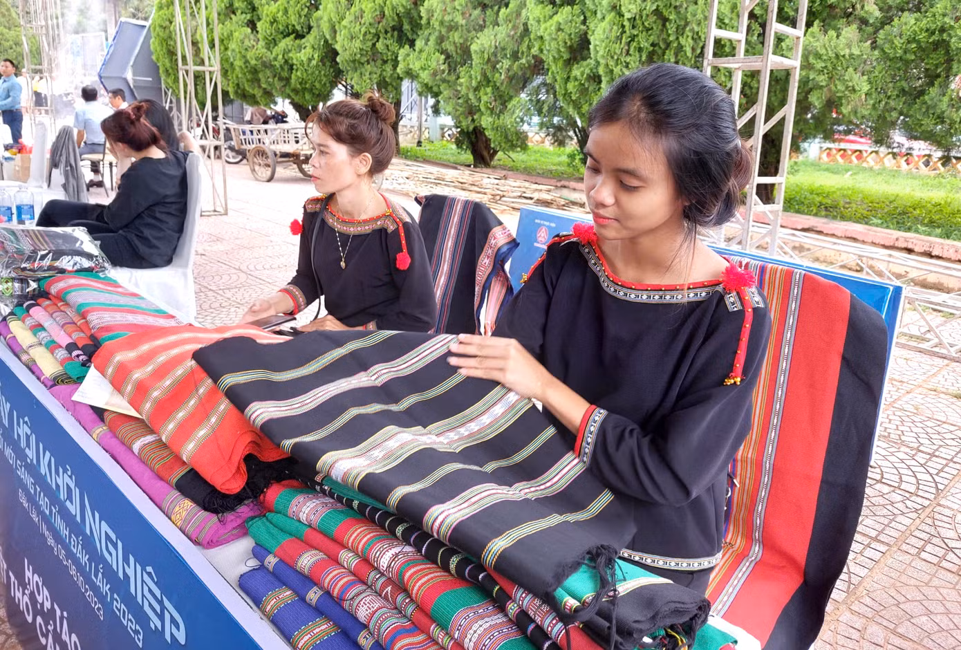 Nhiều sản phẩm của thanh niên được trưng bày giới thiệu tại ngày hội khởi nghiệp của tỉnh.
