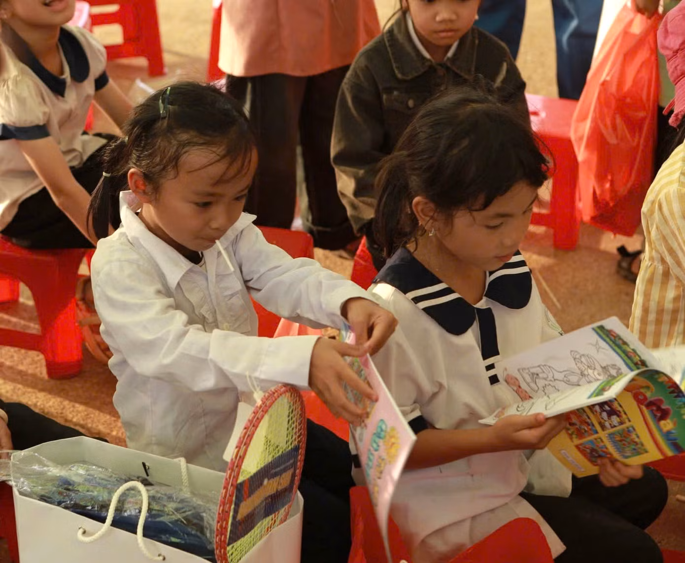 Huyện Đoàn - Hội Đồng đội huyện Ea H'Leo tổ chức chương trình “Thắp sáng ước mơ thiếu nhi Việt Nam” năm 2025 với chủ đề “Tiếp sức cho em đến trường” tại xã Ea Tir, huyện Ea H'leo.
