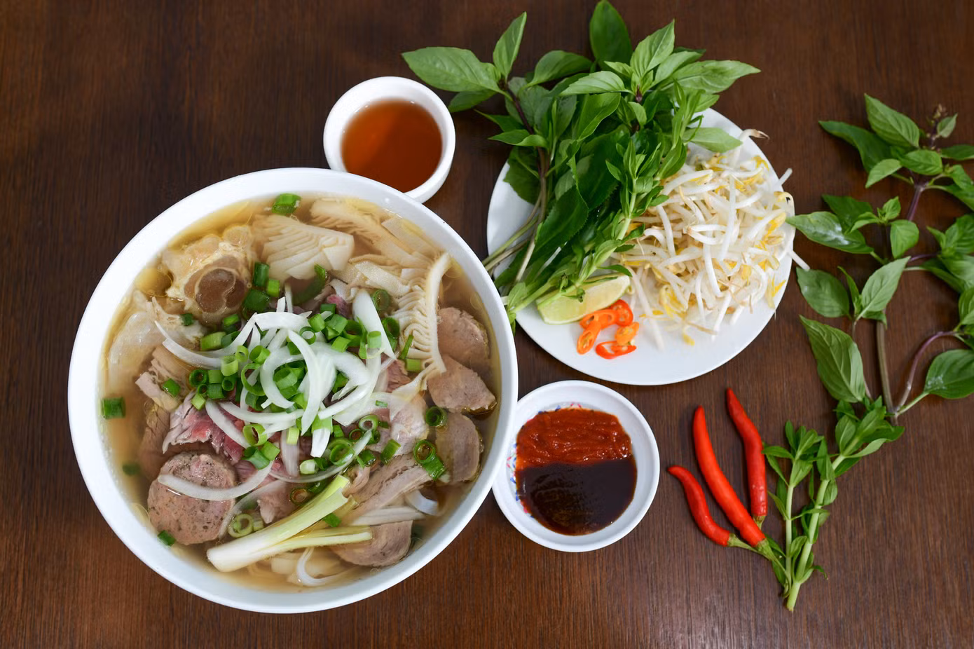 Du khách quốc tế không chỉ thích thú với hương vị đậm đà mà còn ấn tượng bởi sự đơn giản và tinh tế của phở. Ảnh: Internet Du khách quốc tế không chỉ thích thú với hương vị đậm đà mà còn ấn tượng bởi sự đơn giản và tinh tế của phở. Ảnh: Internet