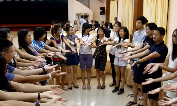Tập luyện các động tác cho tiết mục nhảy phụ họa