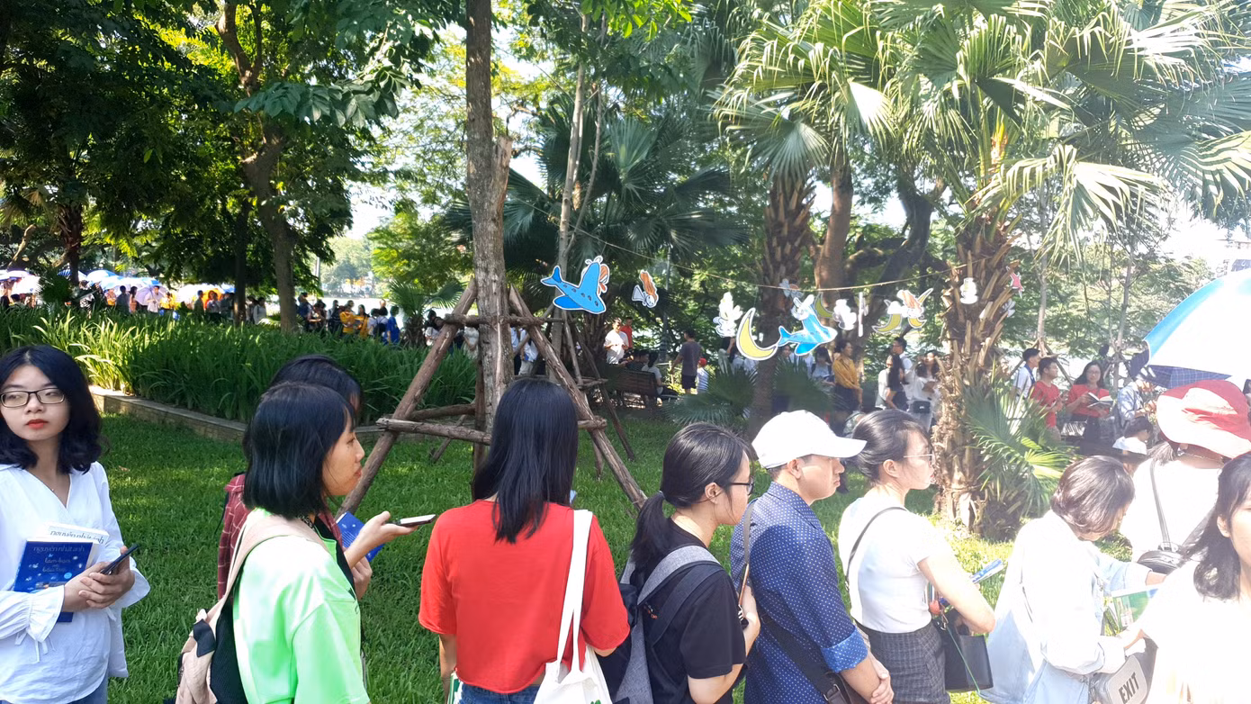Giới trẻ xếp hàng dài 'chờ làm bạn' với Nguyễn Nhật Ánh ảnh 1