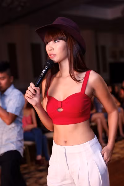 Hà Anh khoe eo 'con kiến' sexy, làm đạo diễn thời trang ảnh 3