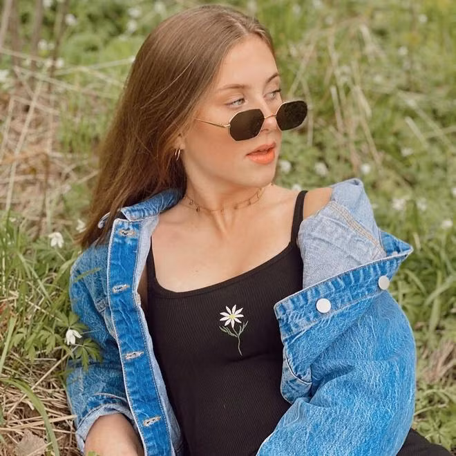 Leah nhận được sự ủng hộ từ gia đình để theo đuổi đam mê. Mẹ cô đã khuyên "đừng quan tâm người khác nghĩ gì" khi thấy con gái dấn thân vào ngành công nghiệp làm đẹp. "Miễn là con làm điều bản thân thích và tận hưởng nó, con sẽ thành công theo cách nào đó thôi", Newsbreezer trích dẫn lời công chúa Na Uy.