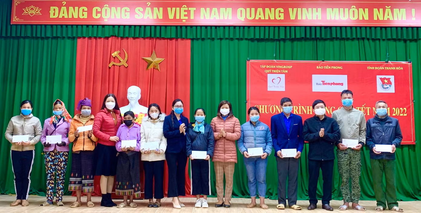 Đồng bào nghèo vui mừng, xúc động khi được nhận quà Tết tại chương trình.