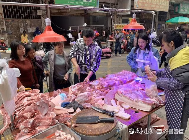 Liao Lifeng bán thịt lợn đã hơn nửa năm nay. cu nhan ban thit lon o trung quoc anh 1