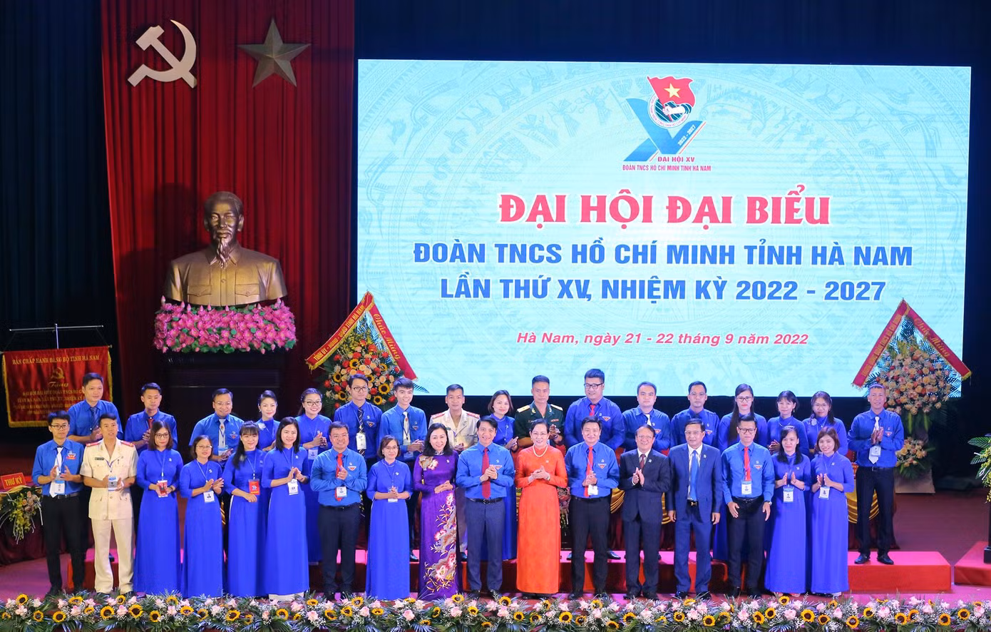 Lãnh đạo Tỉnh ủy Hà Nam và Trung ương Đoàn chúc mừng Ban Chấp hành Tỉnh Đoàn Hà Nam khóa XV gồm 29 anh, chị. Ảnh: Trọng Tài