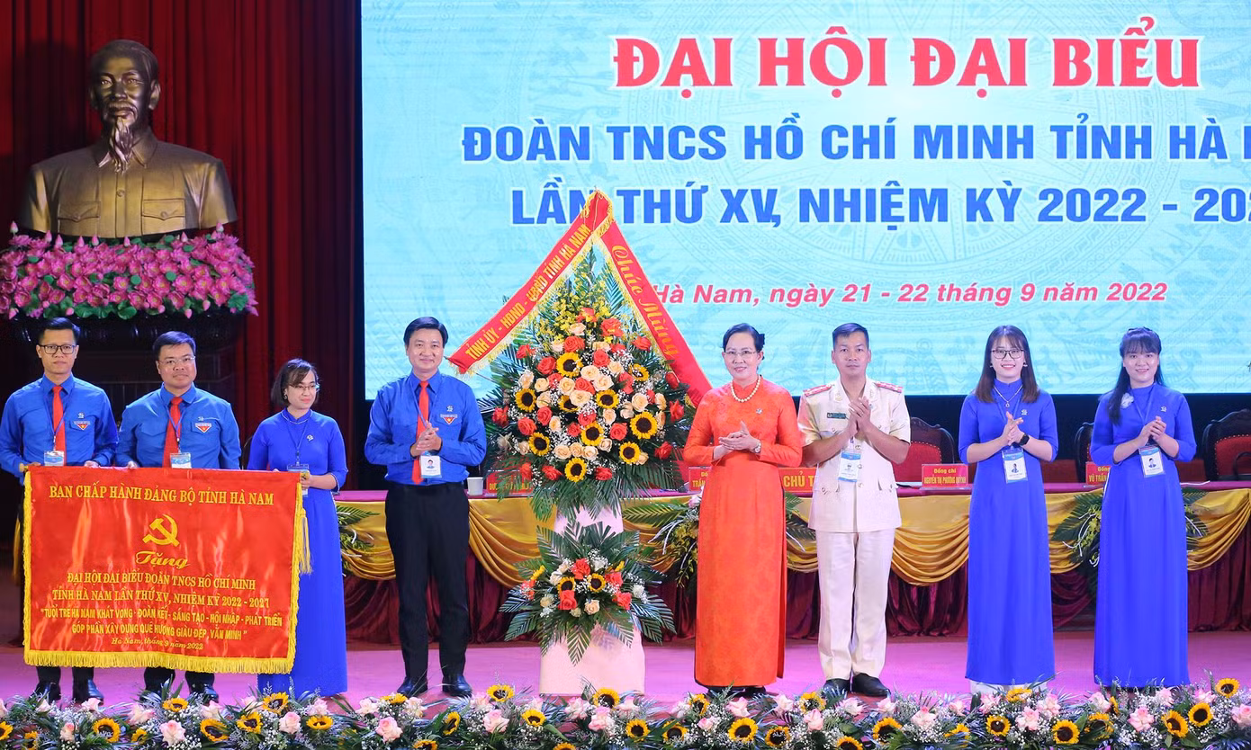 Bà Lê Thị Thủy tặng lẵng hoa và bức trướng tới Đại hội. Ảnh: Trọng Tài