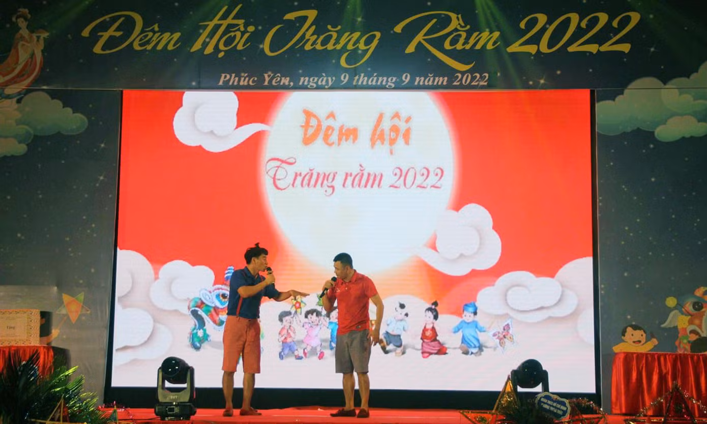 Hai nghệ sĩ Xuân Bắc và Tự Long xuất hiện trên sân khấu chương trình. Ảnh: TĐVP