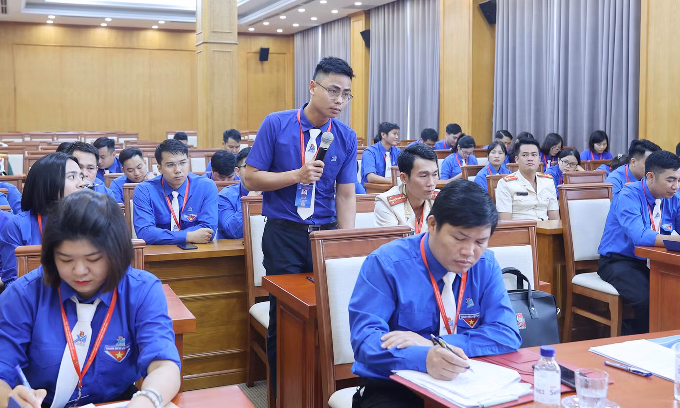 Anh Lưu Văn Sinh phát biểu ý kiến tại diễn đàn phát huy vai trò của tổ chức Đoàn, Hội, Đội trong công tác bảo vệ, chăm sóc, giáo dục thiếu niên nhi đồng. Ảnh: Như Ý