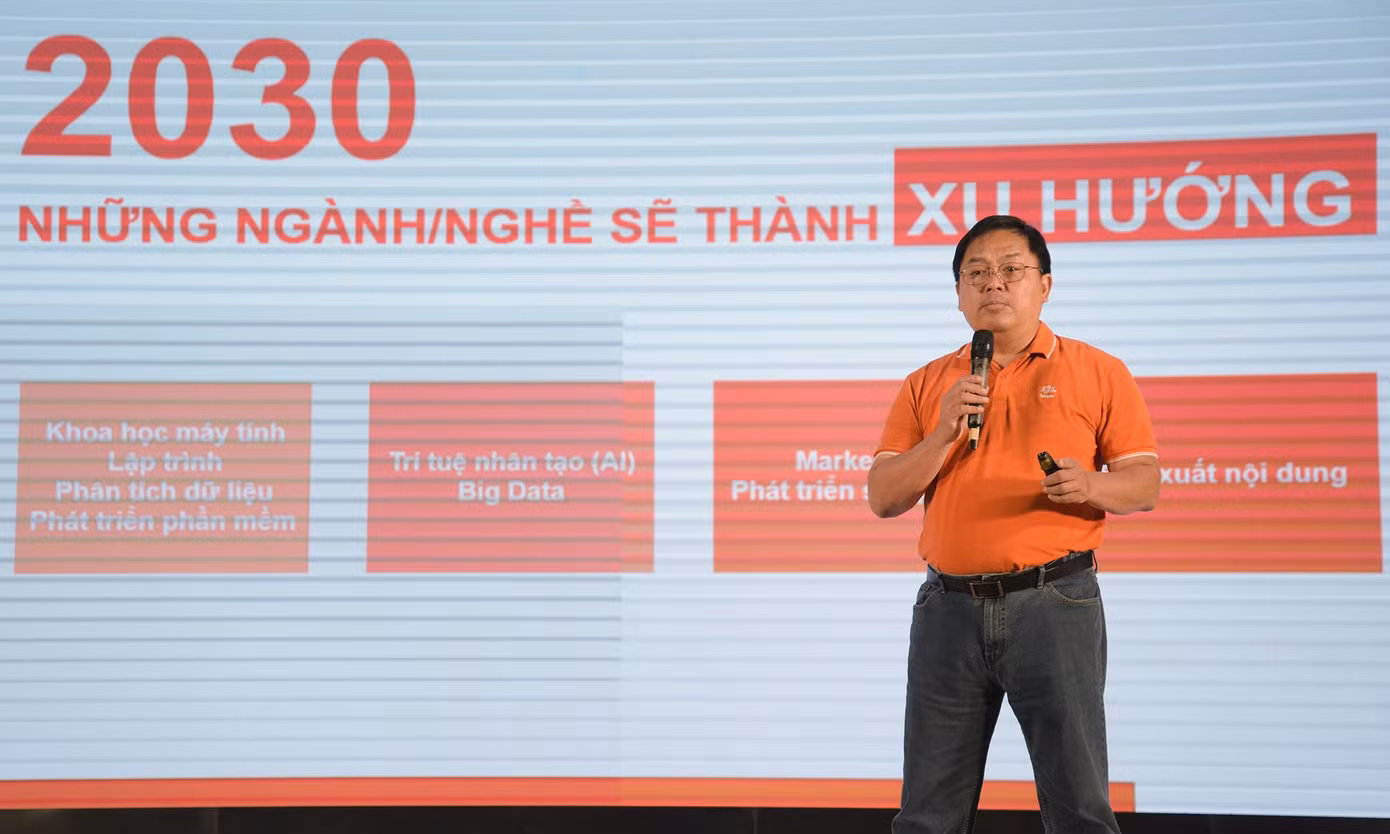 Ông Hoàng Nam Tiến chia sẻ tại chương trình.