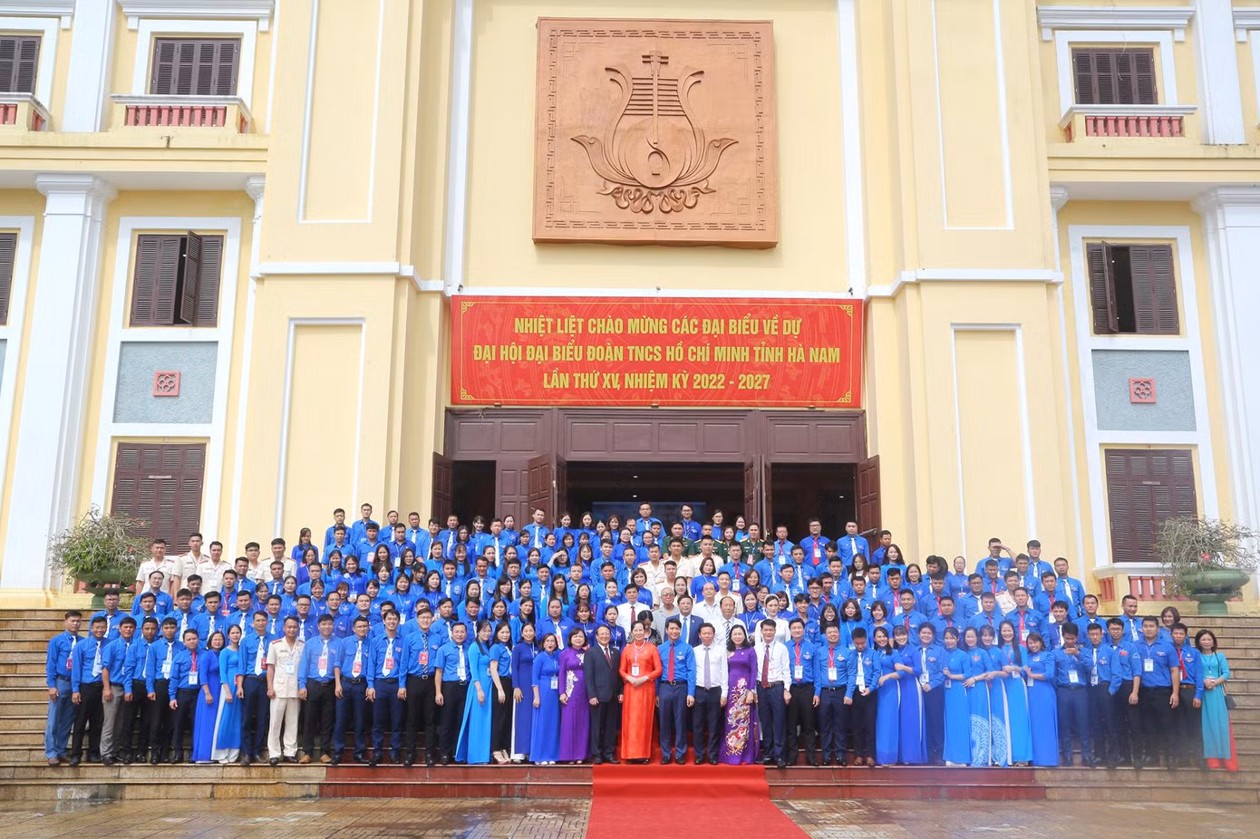 Lãnh đạo tỉnh Hà Nam và Trung ương Đoàn cùng các đại biểu khách mời, đại biểu Đại hội chụp ảnh lưu niệm. Ảnh: Trọng Tài