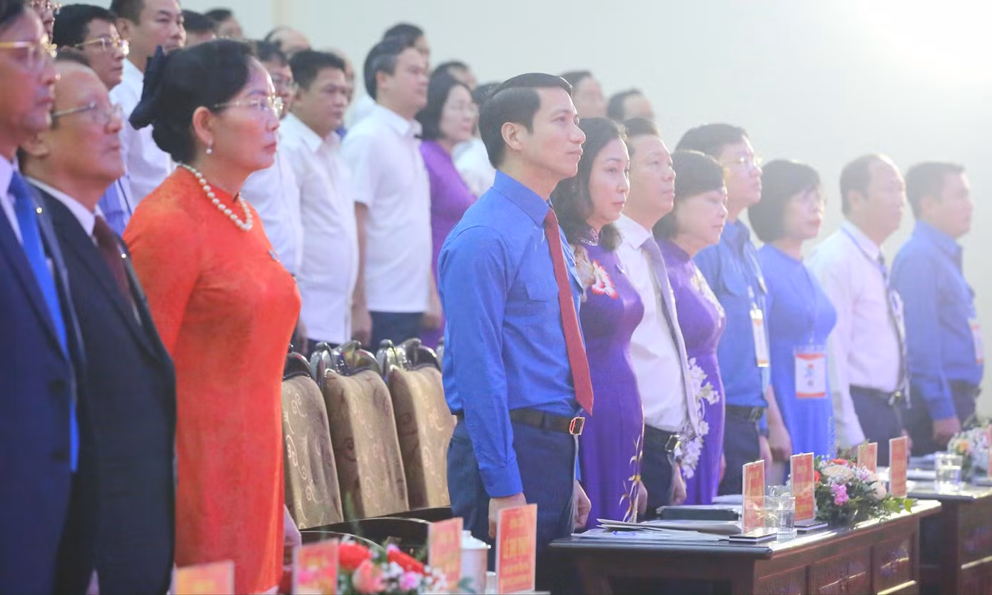 Các đại biểu thực hiện nghi lễ chào cờ tại Đại hội. Ảnh: Trọng Tài