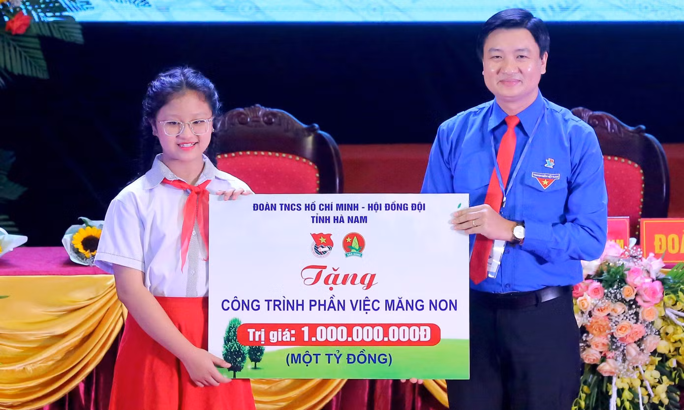 Anh Trần Ngọc Nam trao tượng trưng công trình, phần việc măng non tặng thiếu nhi Hà Nam tại Đại hội. Ảnh: Trọng Tài