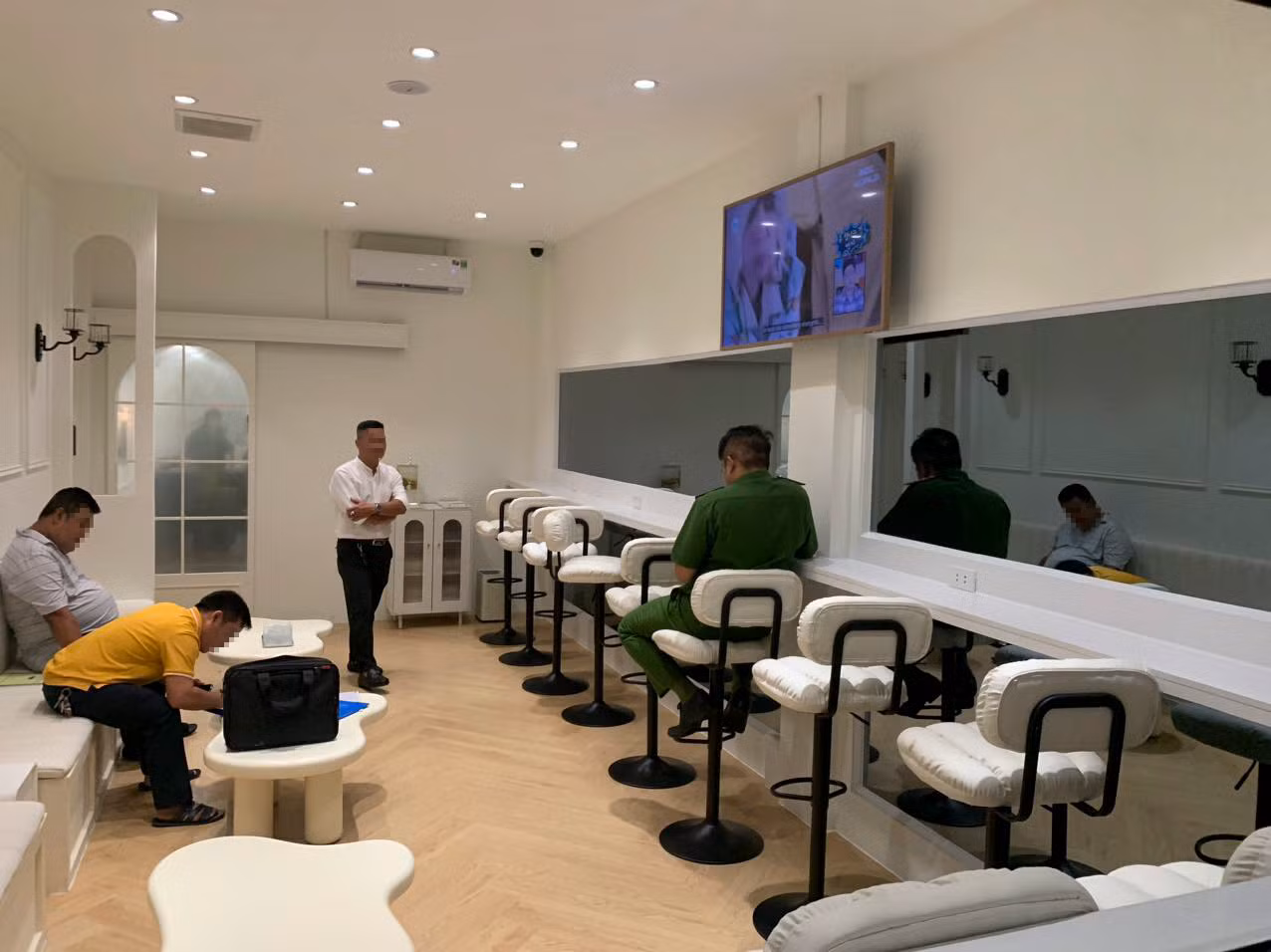 Phòng trắng dành cho khách nữ, tại đây tấm gương phản chiếu hình ảnh khách trong gương