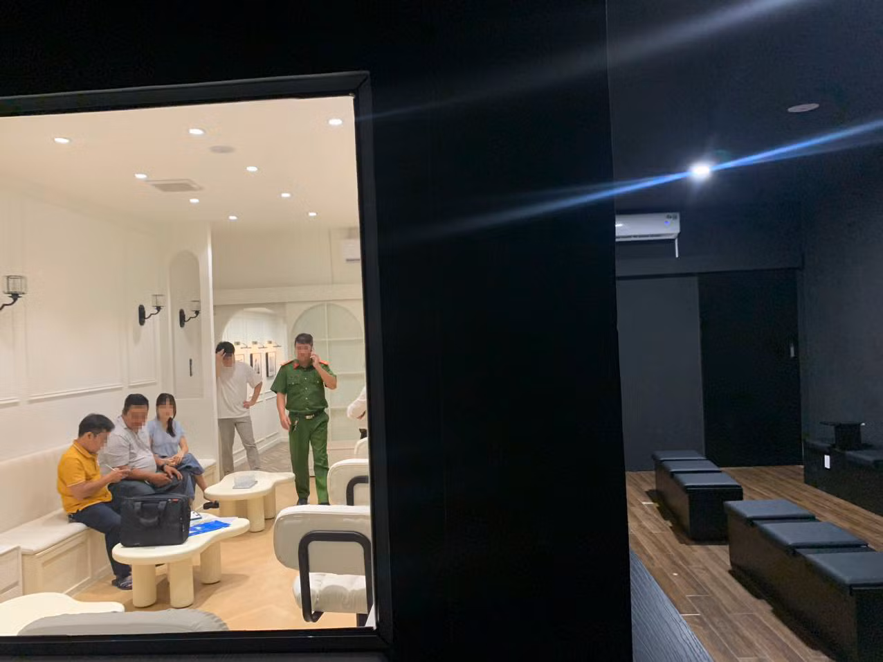 Khu vực phòng đen các ghế ngồi (màu đen) thấp so với ghế ngồi phòng trắng (màu trắng)