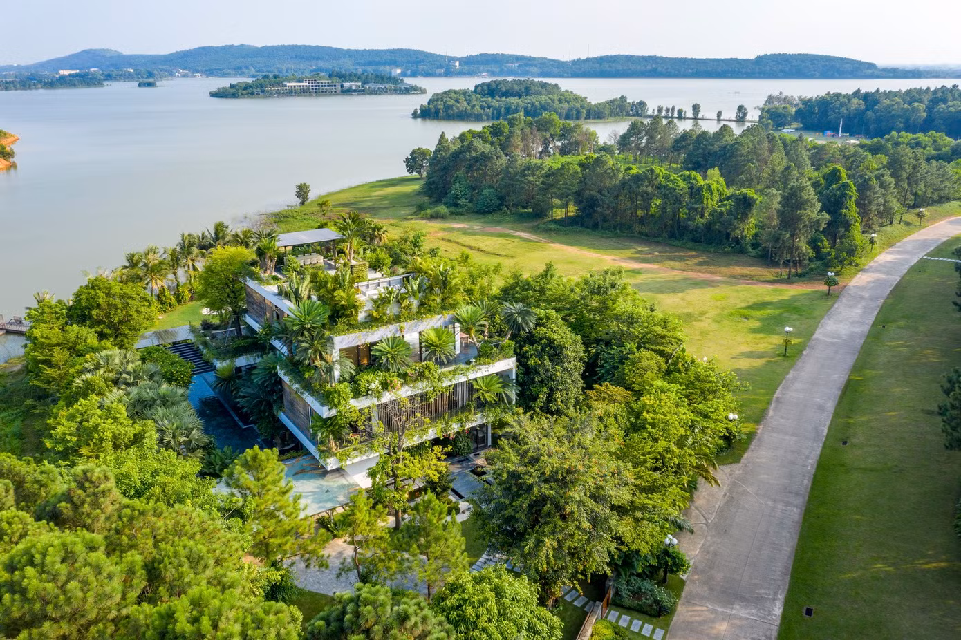 Biệt thự sân vườn trong hình được thiết kế 3 tầng nổi và 1 tầng bán ngầm, với tổng chiều cao công trình từ móng đến sân thượng khoảng 16m.
