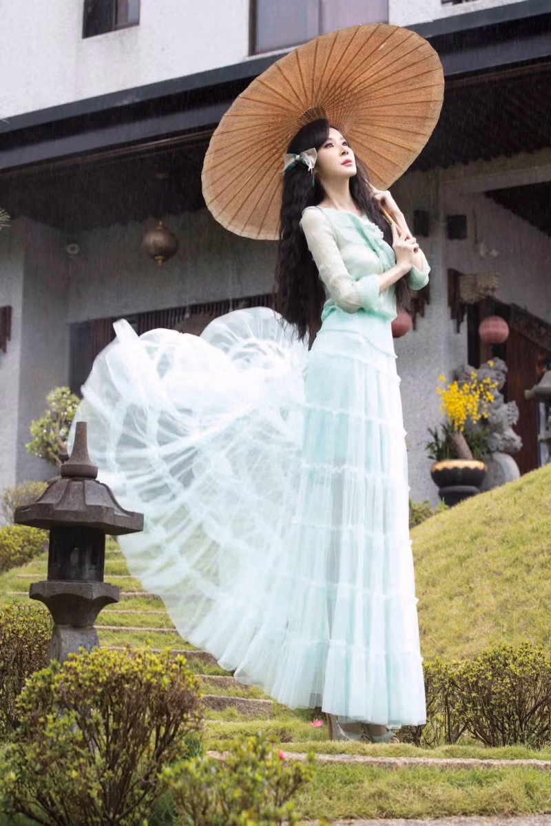 Diễn viên độc thân sau những mối tình sóng gió với các người tình đại gia như Tào Hưng Thanh và Lâm Kim Long.