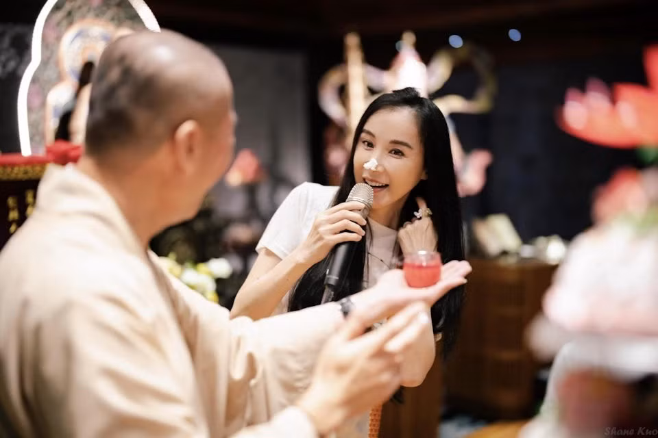 Tiêu Tường có sự nghiên cứu về Phật Pháp và thư pháp.