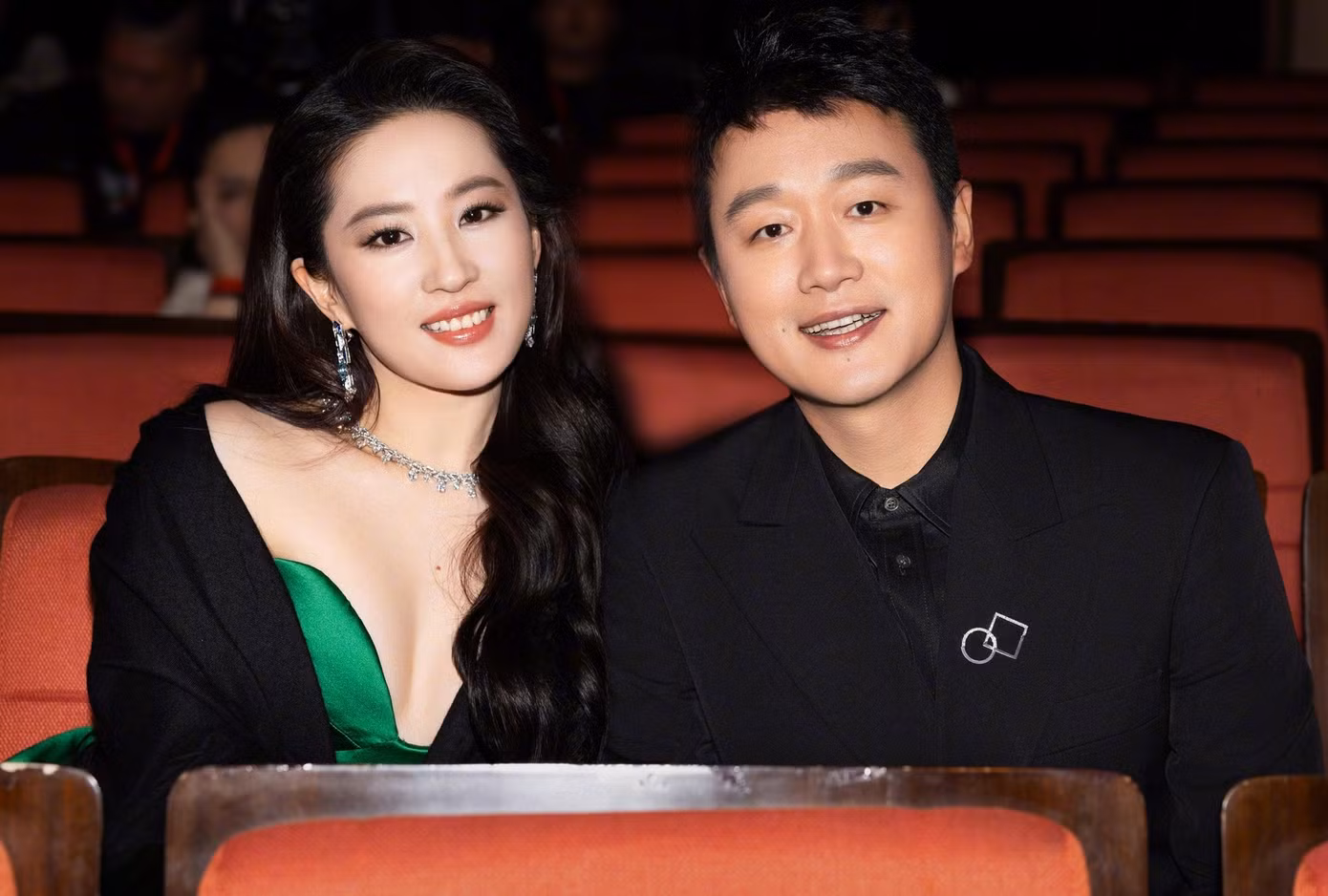 Theo QQ, tối 5/11, sự kiện Đêm hội tầm nhìn Weibo thu hút sự chú ý của khán giả vì có hàng chục nghệ sĩ tham gia gồm Triệu Lộ Tư, Ngu Thư Hân, Lưu Diệc Phi, Vương Sở Nhiên, Vương Hạc Đệ, Ngụy Triết Minh, Châu Dã, Đàn Kiện Thứ, Trương Vãn Ý, Điền Hi Vi... Trong đó, Lưu Diệc Phi được đánh giá ngôi sao có địa vị cao nhất và quan tâm nhất.