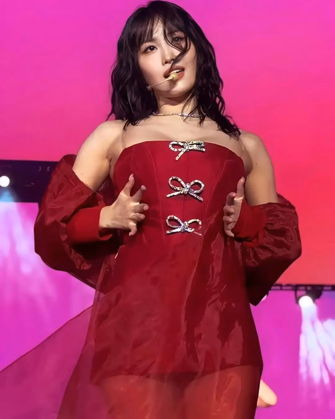 Các ca sĩ Kpop như Jennie (BLACKPINK), Miyeon ((G)I-DLE), Sandara Park (2NE1), Momo (Twice) từng mặc trang phục của thương hiệu Việt. Các ca sĩ Kpop như Jennie (BLACKPINK), Miyeon ((G)I-DLE), Sandara Park (2NE1), Momo (Twice) từng mặc trang phục của thương hiệu Việt.