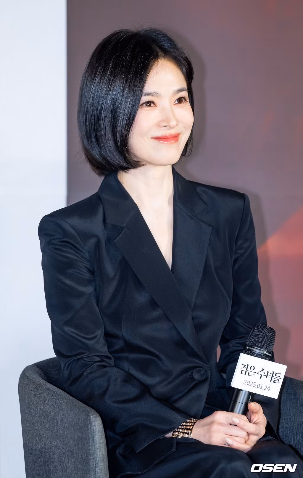 Khán giả Hàn Quốc khen ngợi Song Hye Kyo đẹp ở mọi độ tuổi. Nữ diễn viên cho biết cô không tìm đến các biện pháp can thiệp thẩm mỹ để giữ mãi tuổi thanh xuân mà tận hưởng việc bản thân già đi.