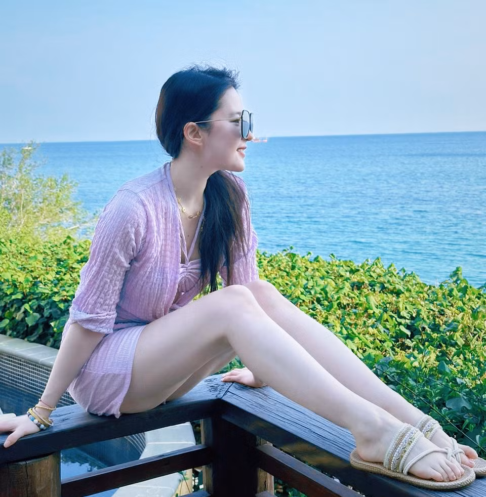 Lưu Diệc Phi khoe ảnh đi nghỉ dưỡng tại Thái Lan. Nữ diễn viên để mặt mộc, khoe làn da trắng sứ.