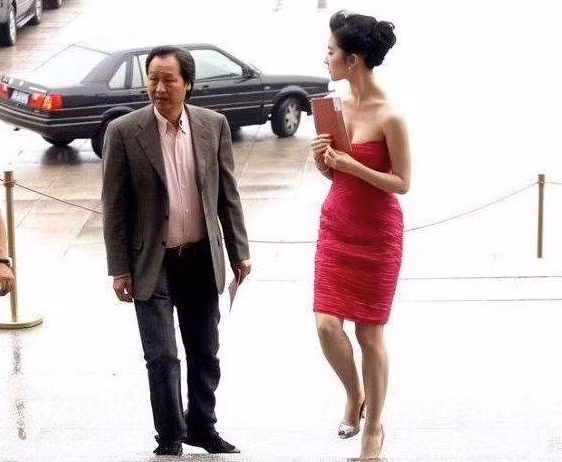 Trong quá khứ, Trần Kim Phi luôn theo sát Lưu Diệc Phi trong mỗi sự kiện. Ông còn giúp con gái nuôi lựa chọn trang phục, đưa cô đi gặp gỡ các nhà đầu tư