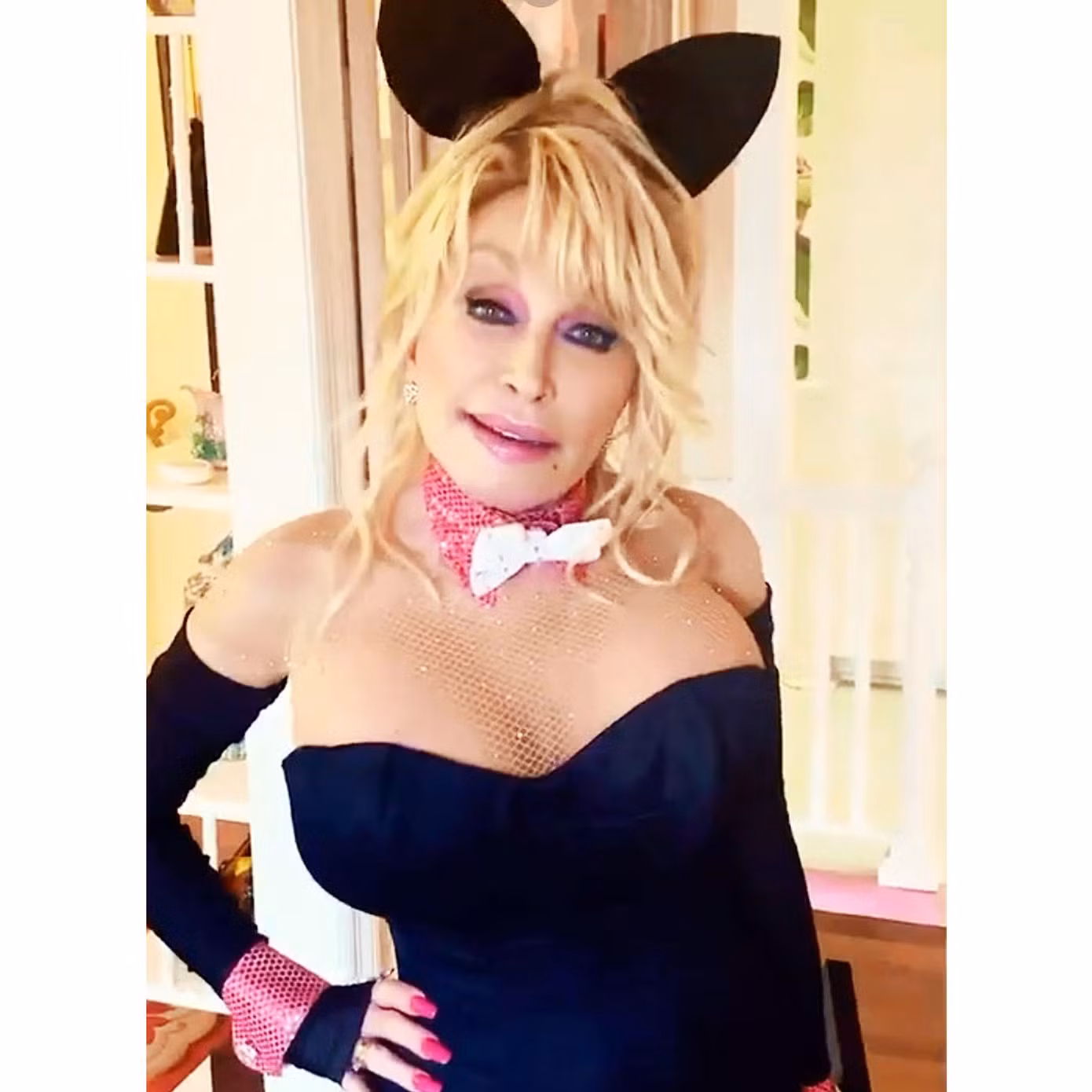Dolly Parton hóa thân thành nàng thỏ Playboy ở tuổi 75.