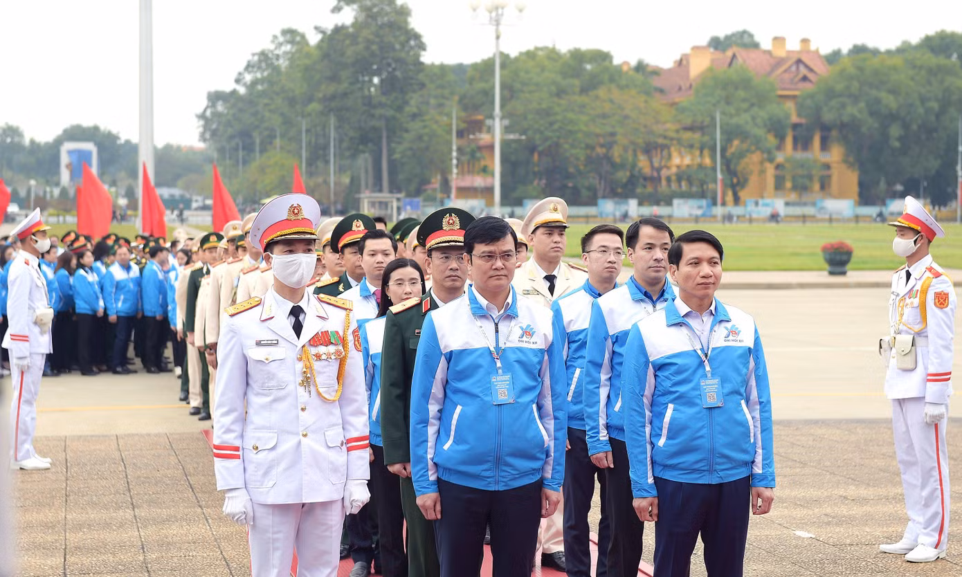 Ủy viên dự khuyết Trung ương Đảng, Bí thư thứ nhất Trung ương Đoàn Bùi Quang Huy cùng các đại biểu làm lễ báo công dâng Bác Ủy viên dự khuyết Trung ương Đảng, Bí thư thứ nhất Trung ương Đoàn Bùi Quang Huy cùng các đại biểu làm lễ báo công dâng Bác