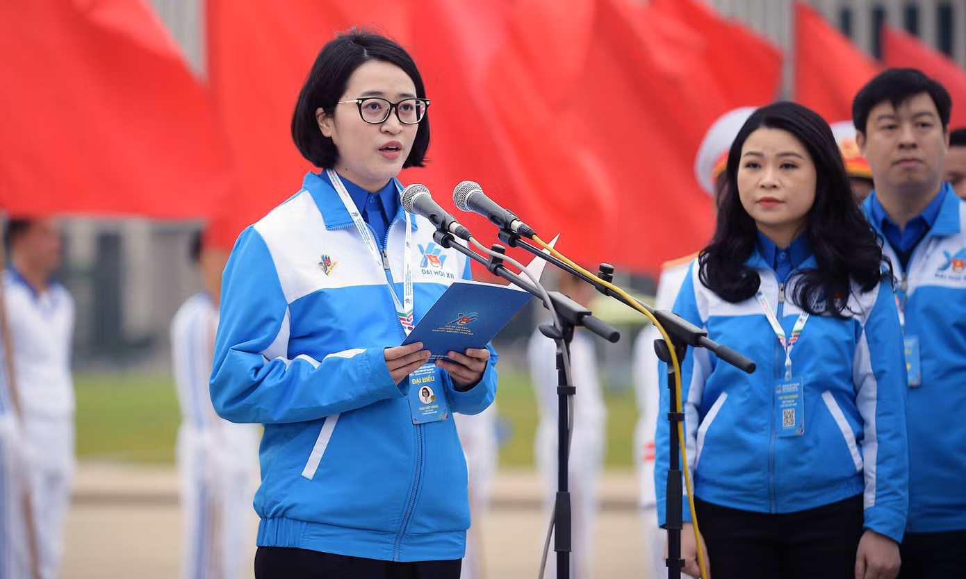 Phó Giáo sư Đào Việt Hằng, Phó Giám đốc Trung tâm Nội soi, Bệnh viện Đại học Y Hà Nội, thay mặt tuổi trẻ cả nước báo cáo với Bác những kết quả đã đạt được trong công tác đoàn và phong trào thanh thiếu nhi nhiệm kỳ 2017-2022 Phó Giáo sư Đào Việt Hằng, Phó Giám đốc Trung tâm Nội soi, Bệnh viện Đại học Y Hà Nội, thay mặt tuổi trẻ cả nước báo cáo với Bác những kết quả đã đạt được trong công tác đoàn và phong trào thanh thiếu nhi nhiệm kỳ 2017-2022