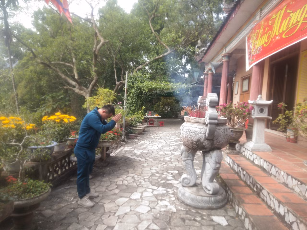 Cầu mong sức khoẻ, bình an, may mắn tại nhà dâng hương Sơn Thần thờ Đức Thánh Tản Viên Sơn Tinh tại khu du lịch Động Tiên Sơn.