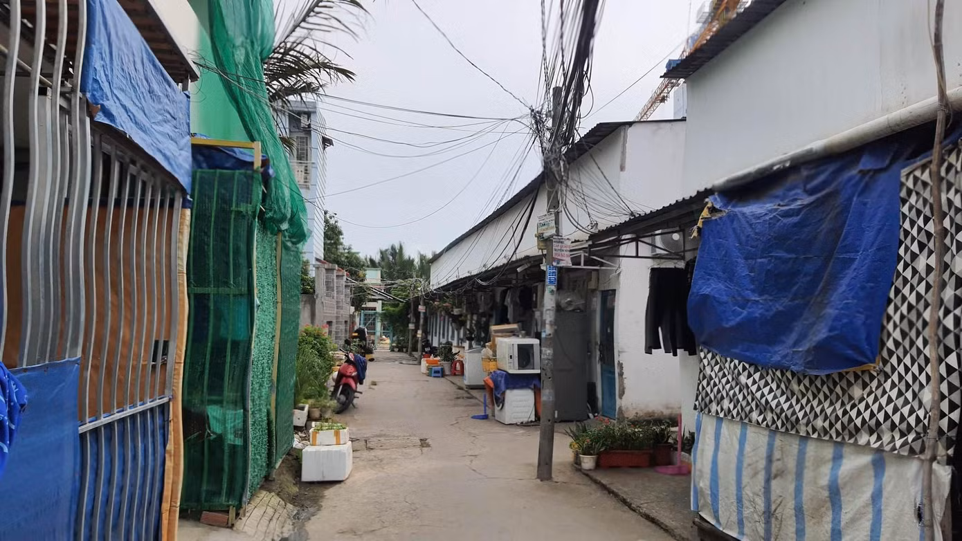Lối vào căn phòng trọ nơi bảo mẫu Nguyễn Ngọc Phượng bạo hành dẫn đến cái chết của bé H. Ảnh: Hoàng Thuận