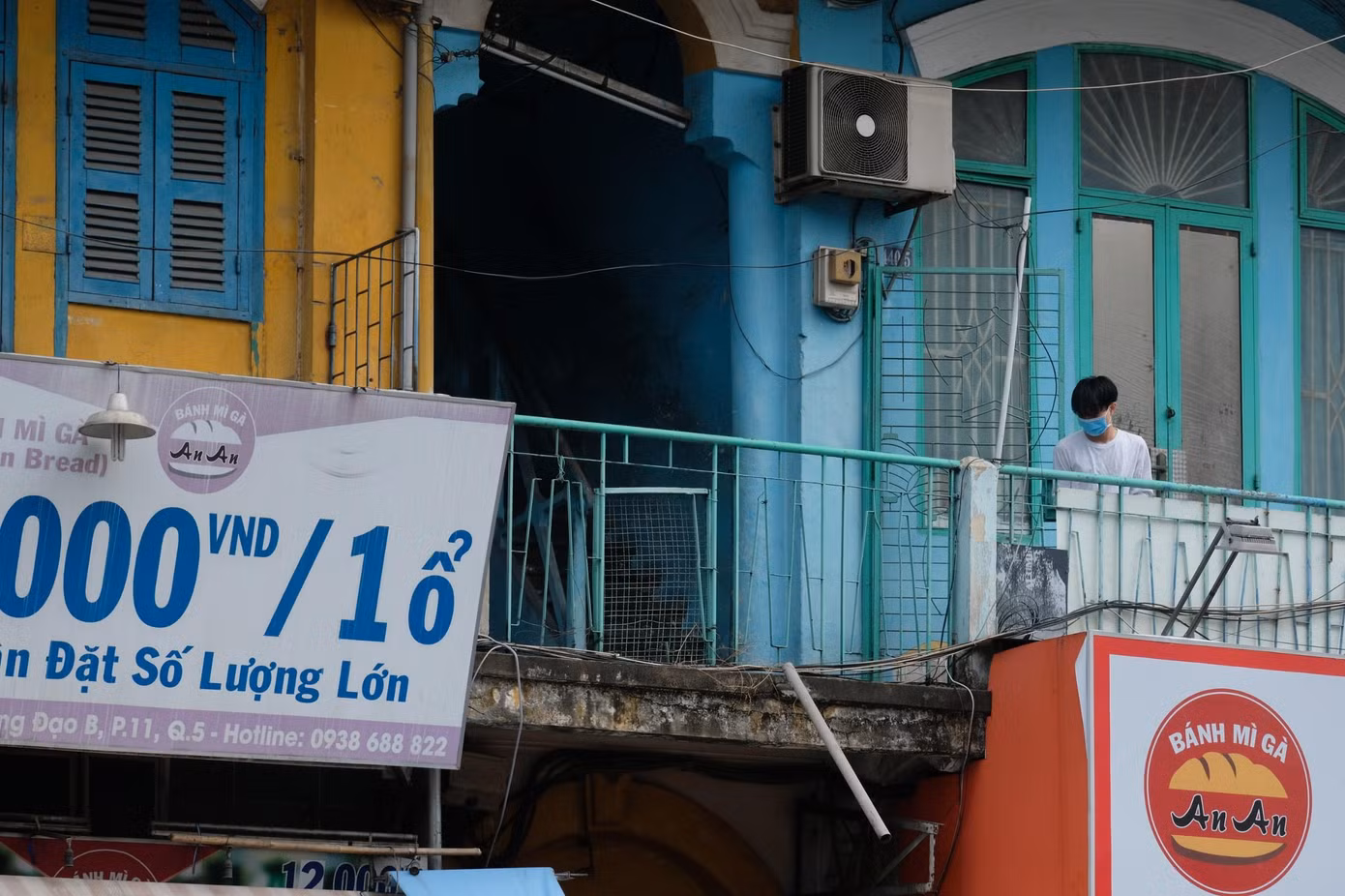 Ngoài những vết nứt trên, hiện trạng chung cư này còn bị nghiêng khoảng 20 độ.