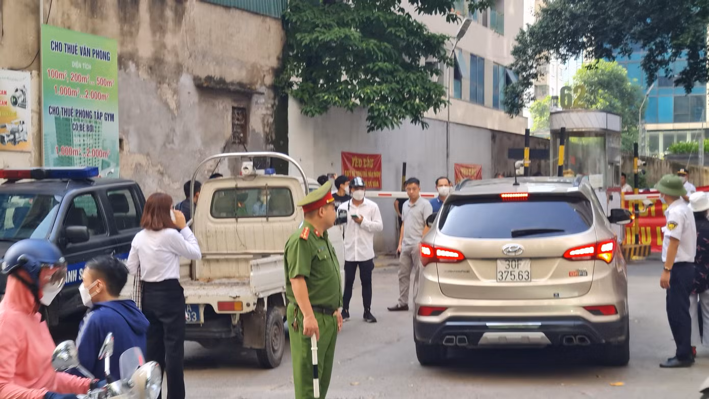 Lực lượng chức năng phường Thanh Xuân Trung có mặt trước cổng chung cư Mỹ Sơn, 26 Nguyễn Huy Tưởng để phân luồng, đảm bảo an ninh trật tự khu vực.