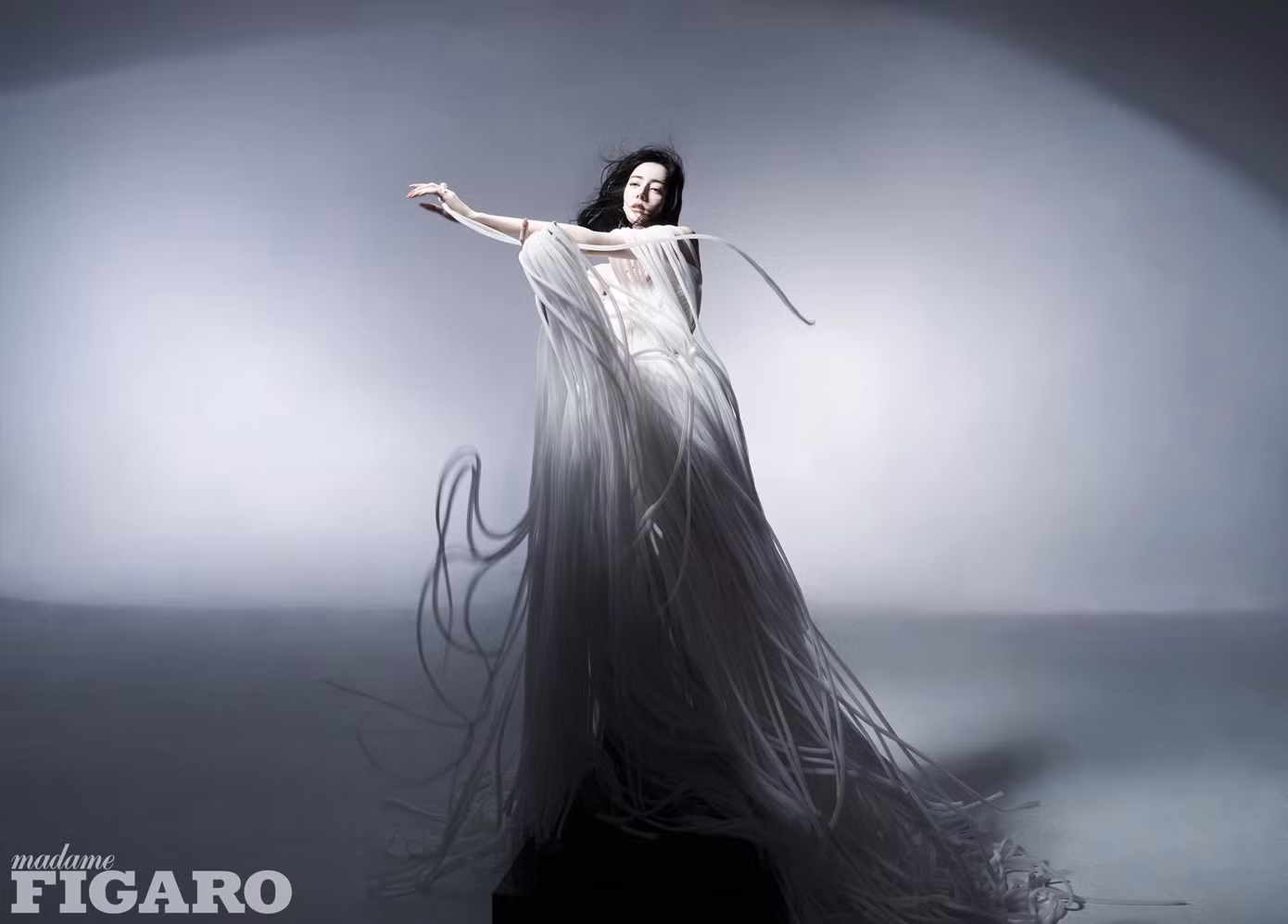 Tính đến lúc này, người đẹp sinh năm 1992 đã mở khóa 12 bộ Haute Couture đến từ nhiều nhãn hàng cao cấp.