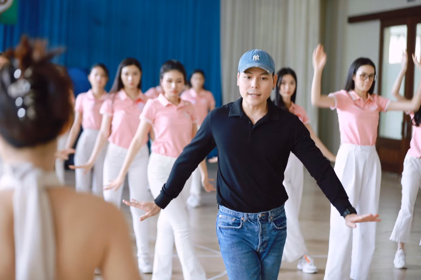 Biên đạo Khoa Nguyễn cùng các HLV chuyên môn tận tình chia sẻ kinh nghiệm, thị phạm cho từng nhóm thí sinh để có sân khấu đồng diễn ăn ý, hoàn hảo nhất.