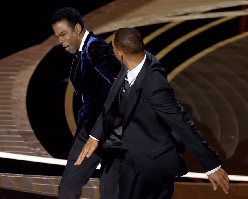 Will Smith tát Chris Rock tại Oscar 2022. Ngôi sao 54 tuổi tạo nên khoảnh khắc gây sốc khi tát và quát diễn viên hài Chris Rock một cách thô tục vì nói đùa về kiểu tóc của vợ anh. Sau đó, Will Smith đã công khai xin lỗi danh hài: “Hành vi của tôi là không thể chấp nhận được”.