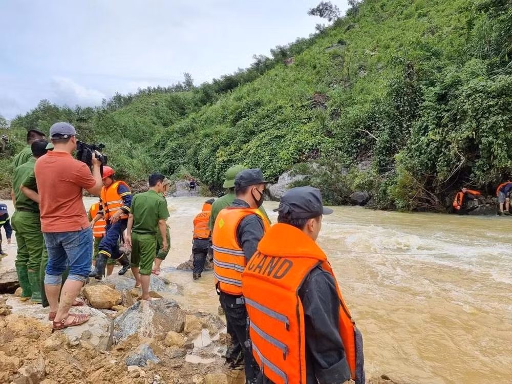 Đoàn công tác của trường Đại học Phòng cháy, chữa cháy được Bộ Công an cử lực lượng đến Quảng Ngãi để tham gia hỗ trợ tìm kiếm.