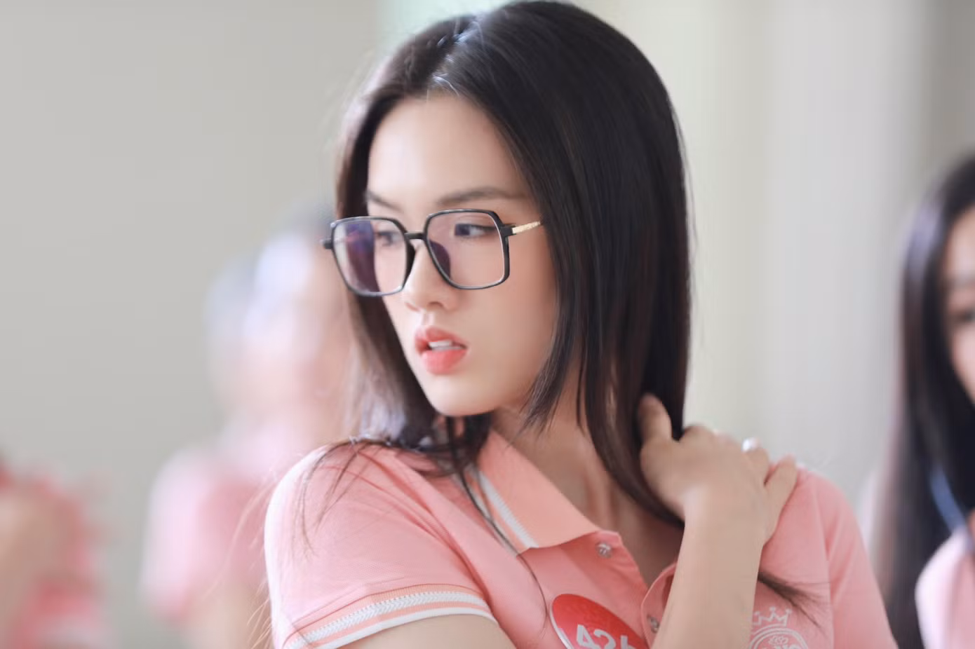 Các thí sinh tập trung cao độ, chăm chú trau chuốt từng động tác.