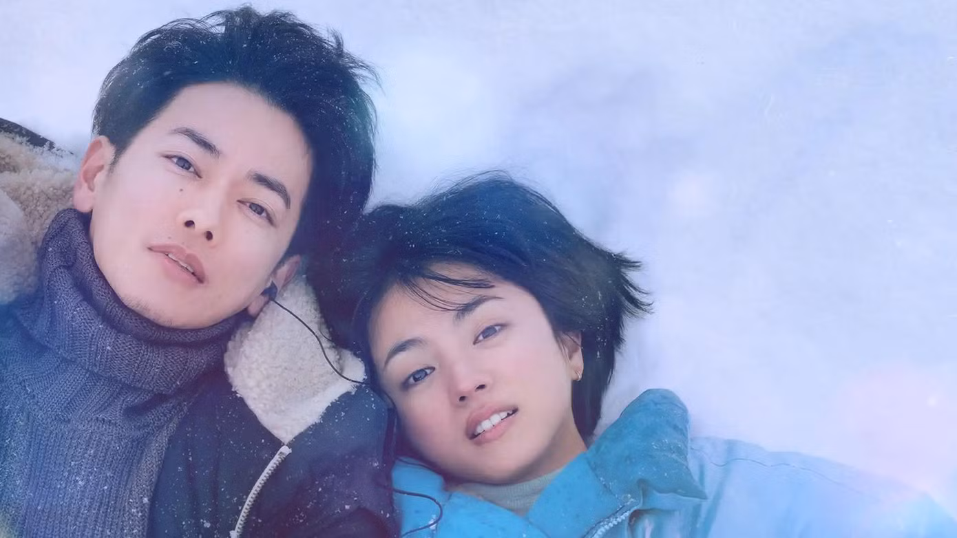 Mitsushima Hikari đang gây ấn tượng nhờ vai nữ chính trong First Love. Tác phẩm được lấy cảm hứng từ hai bài hát nổi tiếng First Love và Hatsukoi của danh ca Utada Hikaru. Phim nói về mối tình giữa Noguchi Yae (Mitsushima Hikari) và Namiki Harumichi (Satoh Takeru). Họ chia lìa từ thời trung học, mọi thứ hoàn toàn thay đổi khi Yae gặp tai nạn và mất trí nhớ. 20 năm sau, họ tình cờ tái ngộ qua con trai của Yae và nối lại mối lương duyên.